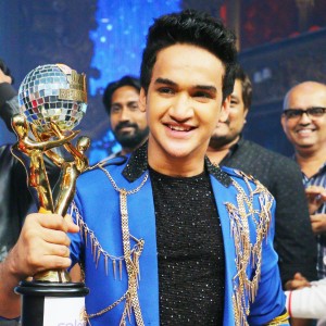 Faisal Khan Jhalak dikhhla Jaa with Trophy